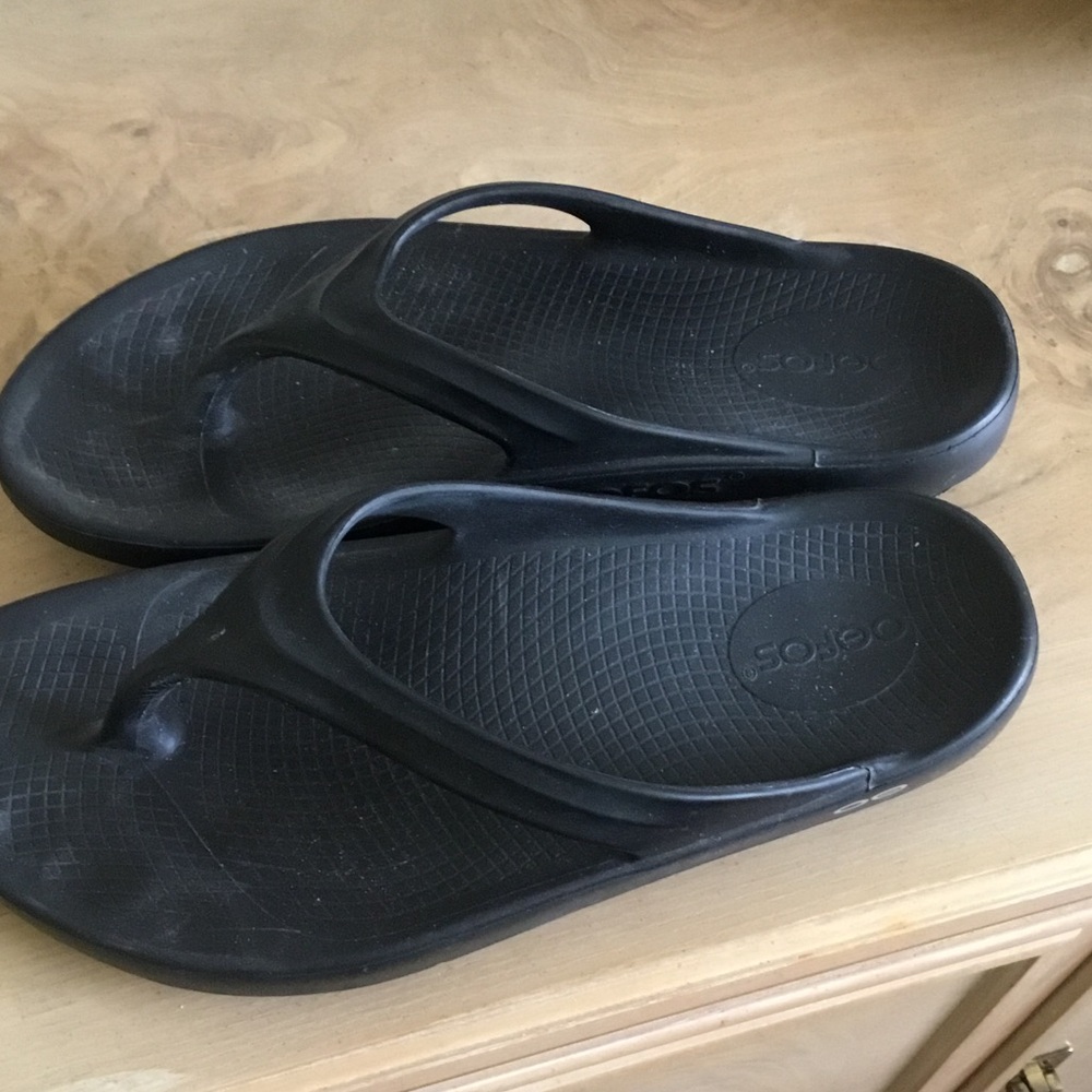 OOFOS Women’s Black Recovery Flip Sandals